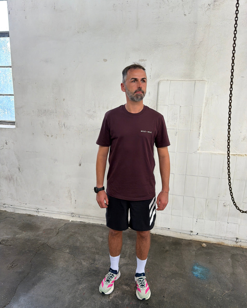 EVERY STEP. EVERY DAY. BETTER THAN YESTERDAY. — Red-Brown Rundhals T-Shirt