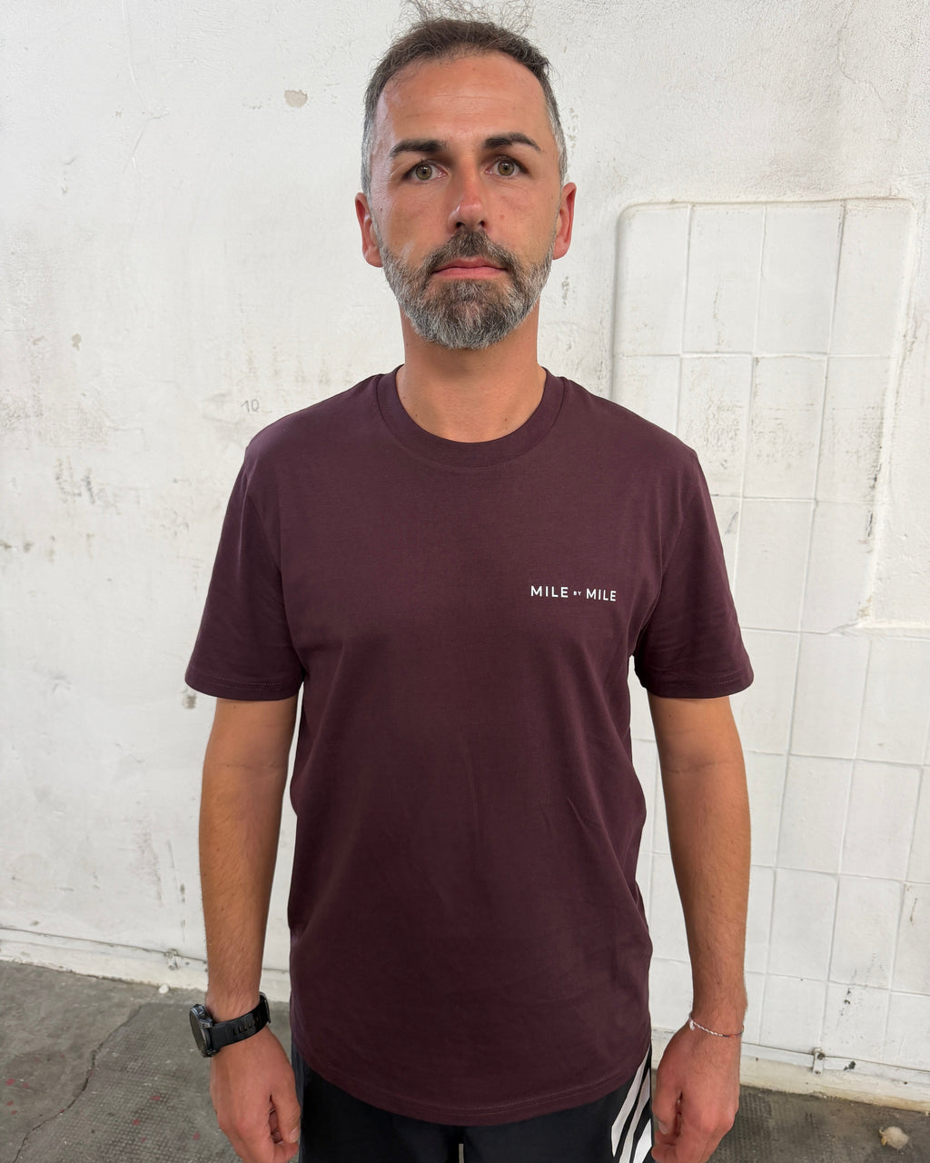 EVERY STEP. EVERY DAY. BETTER THAN YESTERDAY. — Red-Brown Rundhals T-Shirt