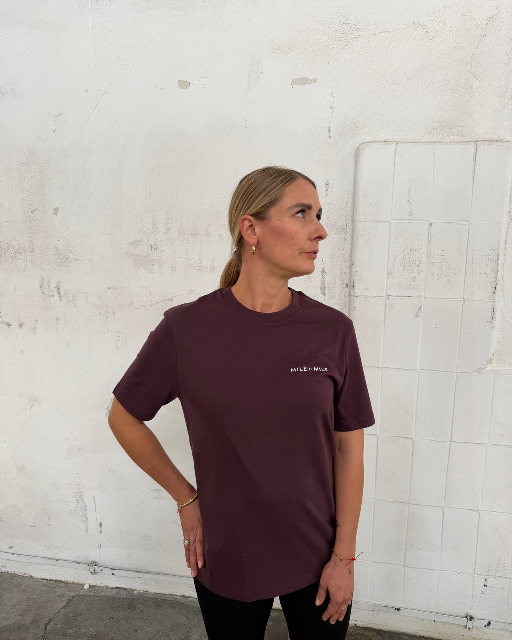 EVERY STEP. EVERY DAY. BETTER THAN YESTERDAY. — Red-Brown Rundhals T-Shirt