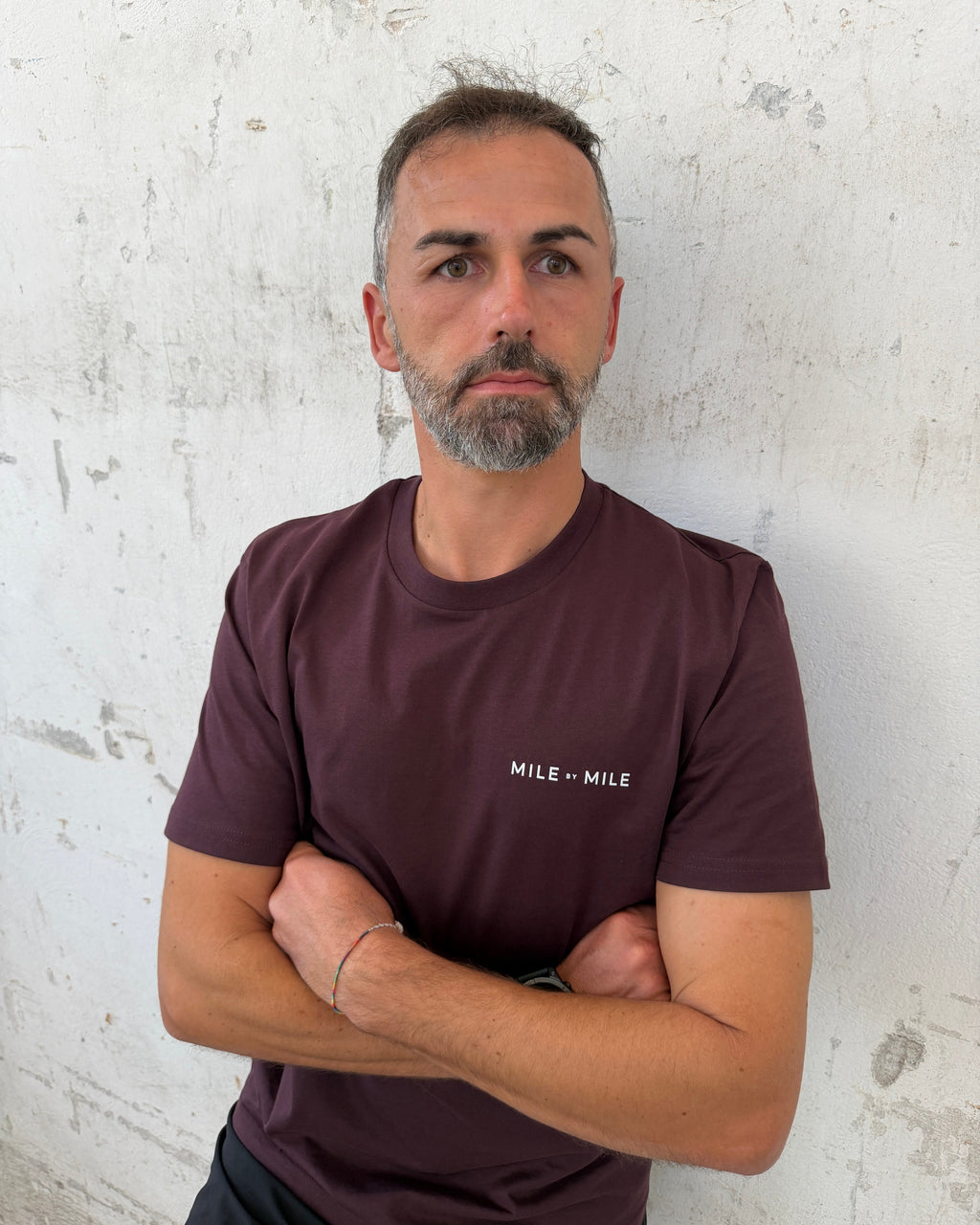 EVERY STEP. EVERY DAY. BETTER THAN YESTERDAY. — Red-Brown Rundhals T-Shirt