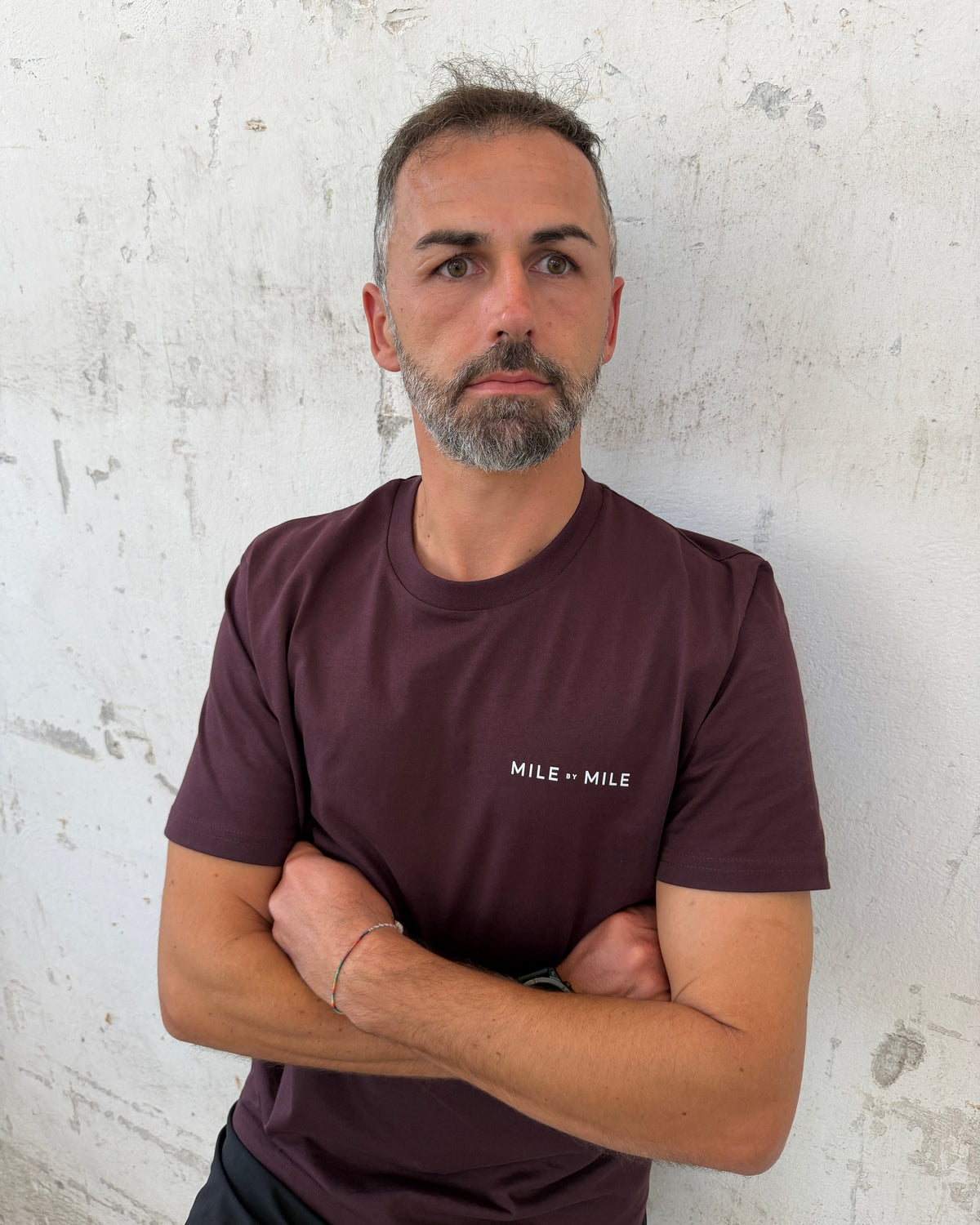 EVERY STEP. EVERY DAY. BETTER THAN YESTERDAY. — Red-Brown Rundhals T-Shirt