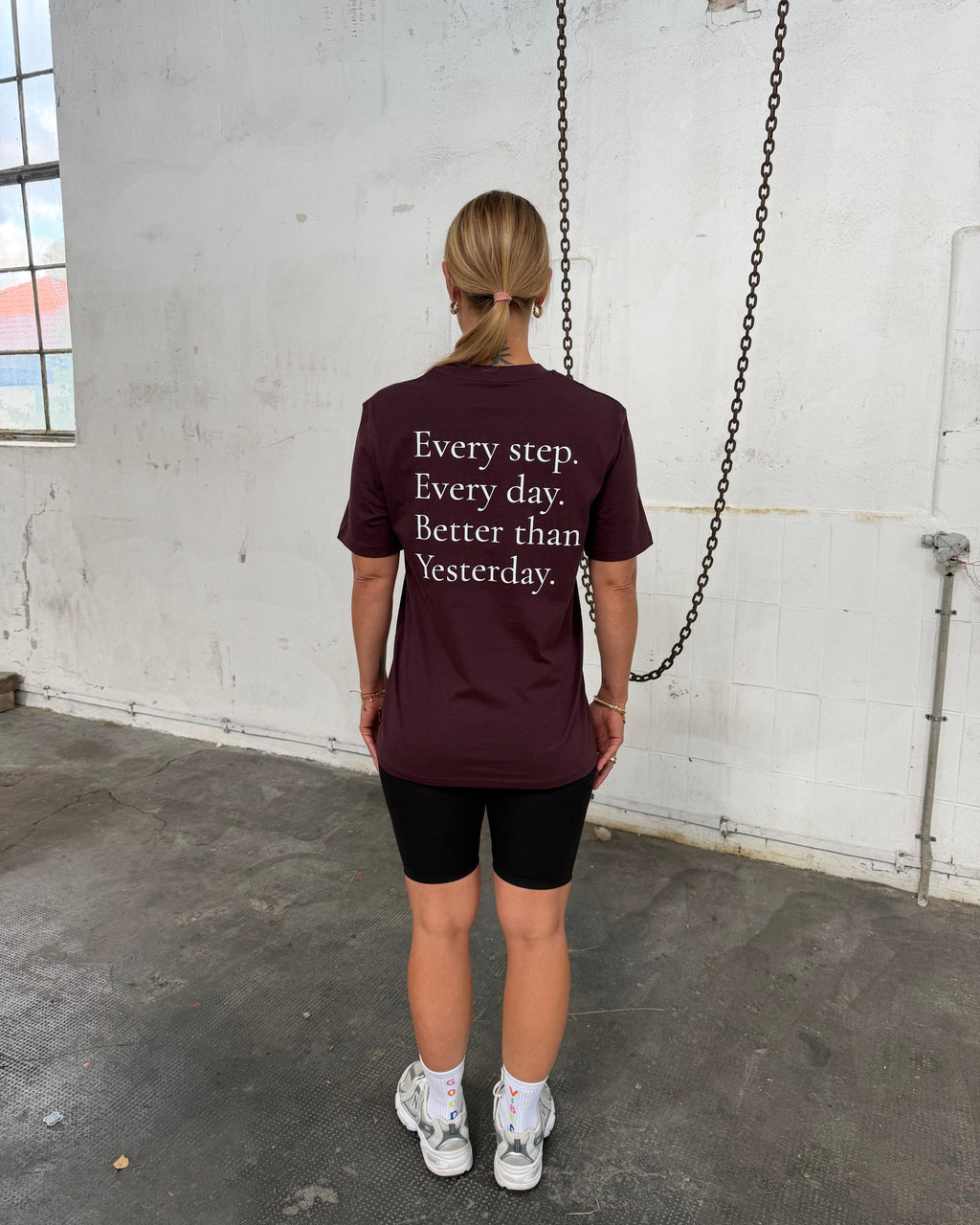 EVERY STEP. EVERY DAY. BETTER THAN YESTERDAY. — Red-Brown Rundhals T-Shirt