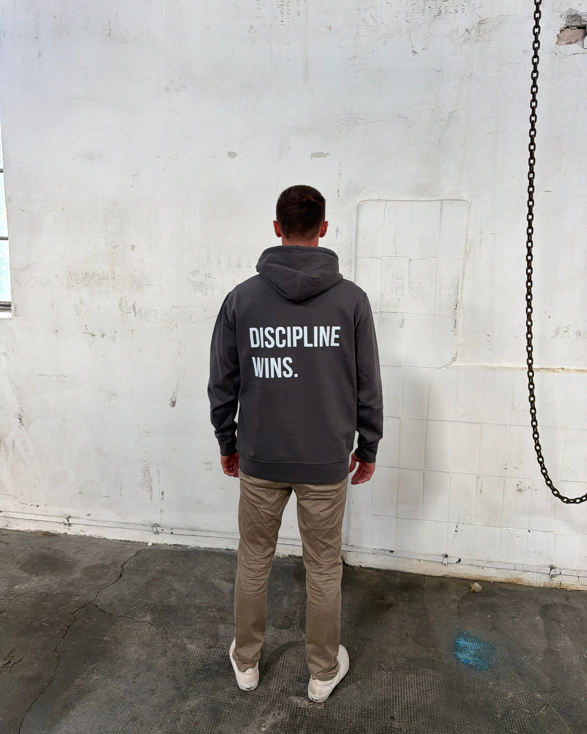 DISCIPLINE WINS. — Anthrazit Hoodie