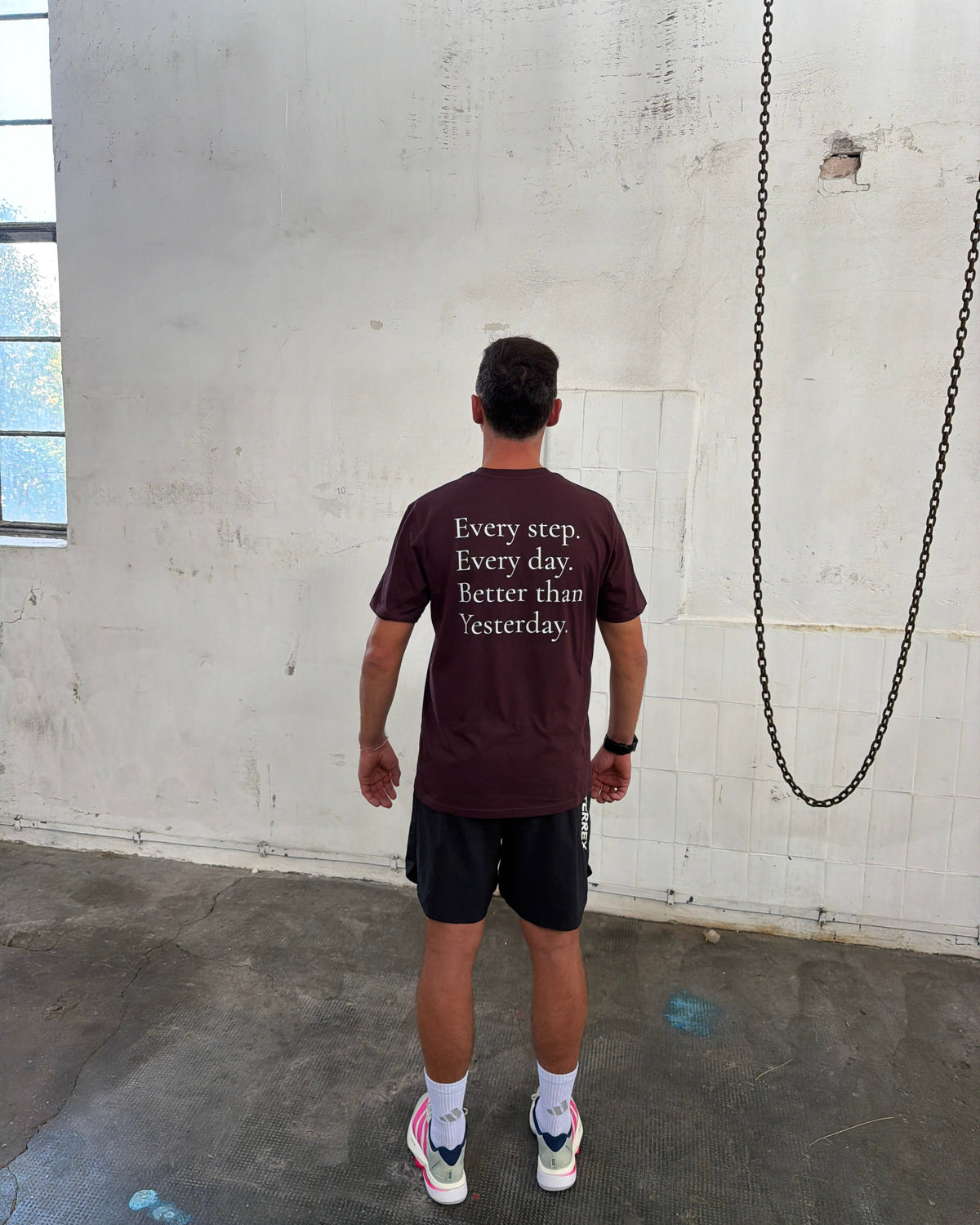 EVERY STEP. EVERY DAY. BETTER THAN YESTERDAY. — Red-Brown Rundhals T-Shirt