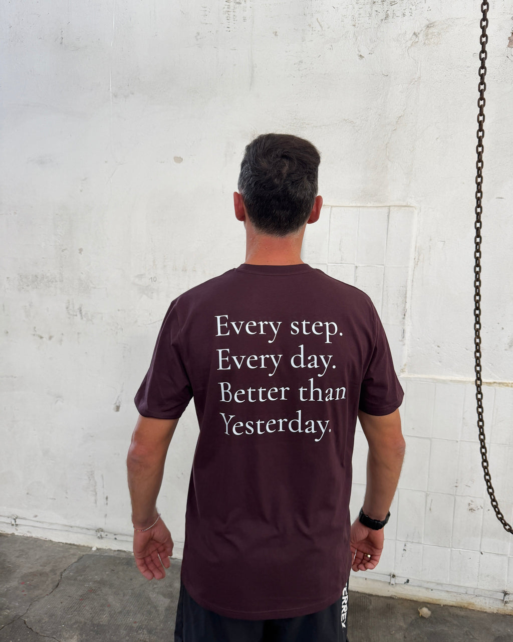 EVERY STEP. EVERY DAY. BETTER THAN YESTERDAY. — Red-Brown Rundhals T-Shirt