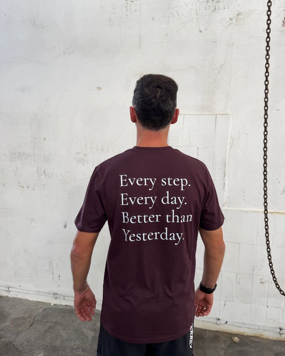 EVERY STEP. EVERY DAY. BETTER THAN YESTERDAY. — Red-Brown Rundhals T-Shirt