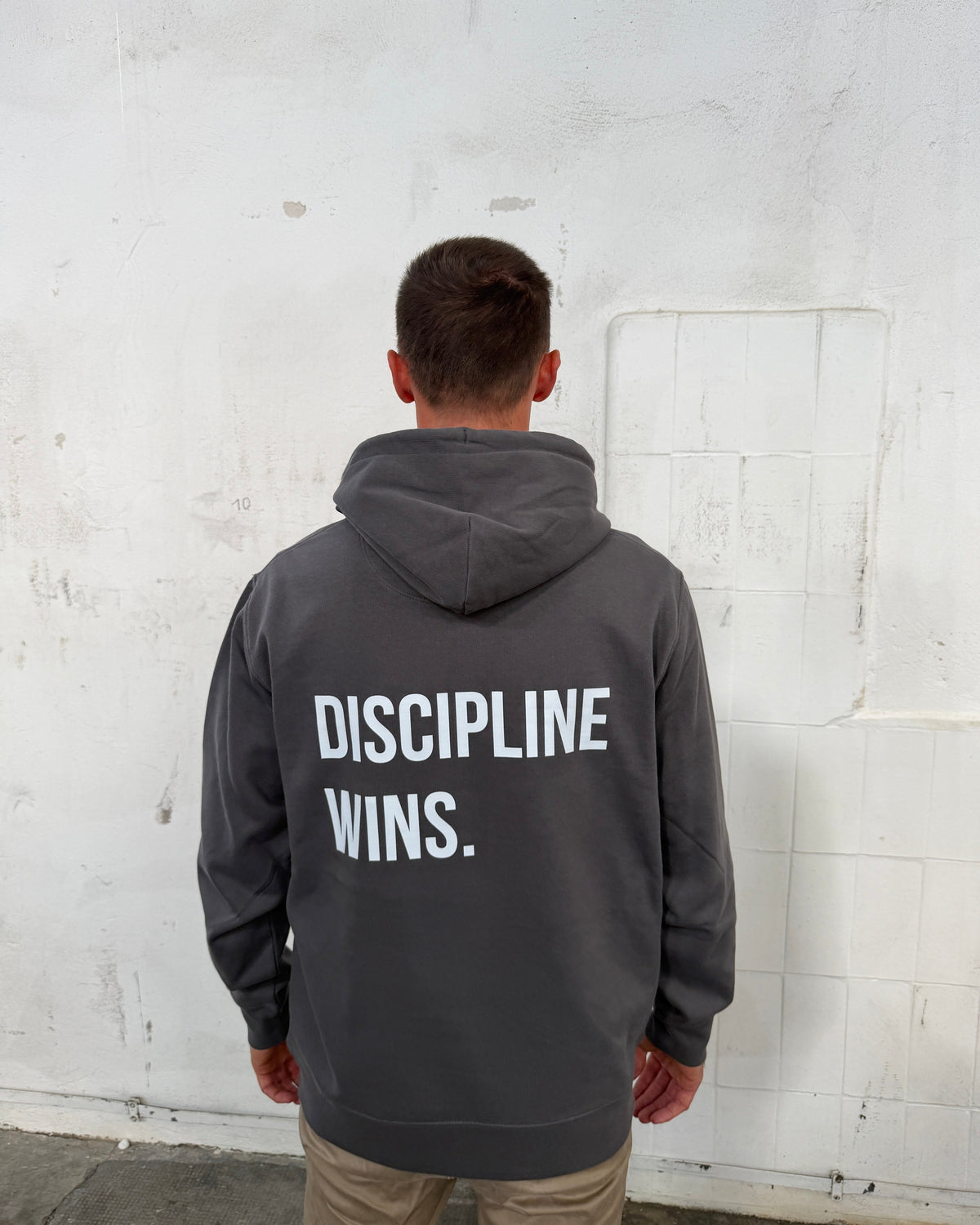 DISCIPLINE WINS. — Anthrazit Hoodie