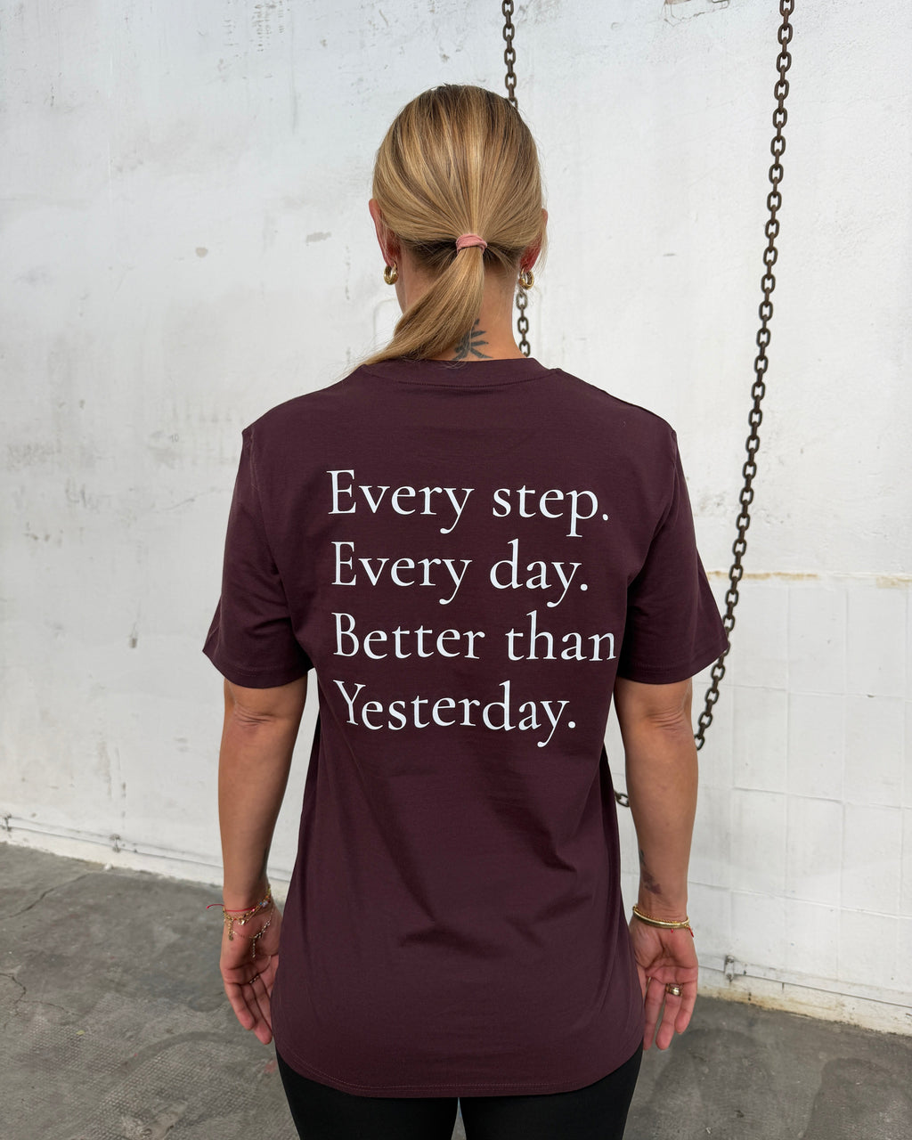 EVERY STEP. EVERY DAY. BETTER THAN YESTERDAY. — Red-Brown Rundhals T-Shirt