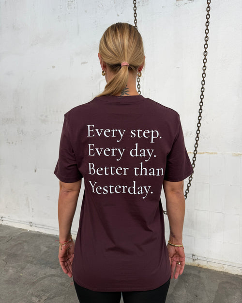 EVERY STEP. EVERY DAY. BETTER THAN YESTERDAY. — Red-Brown Rundhals T-Shirt