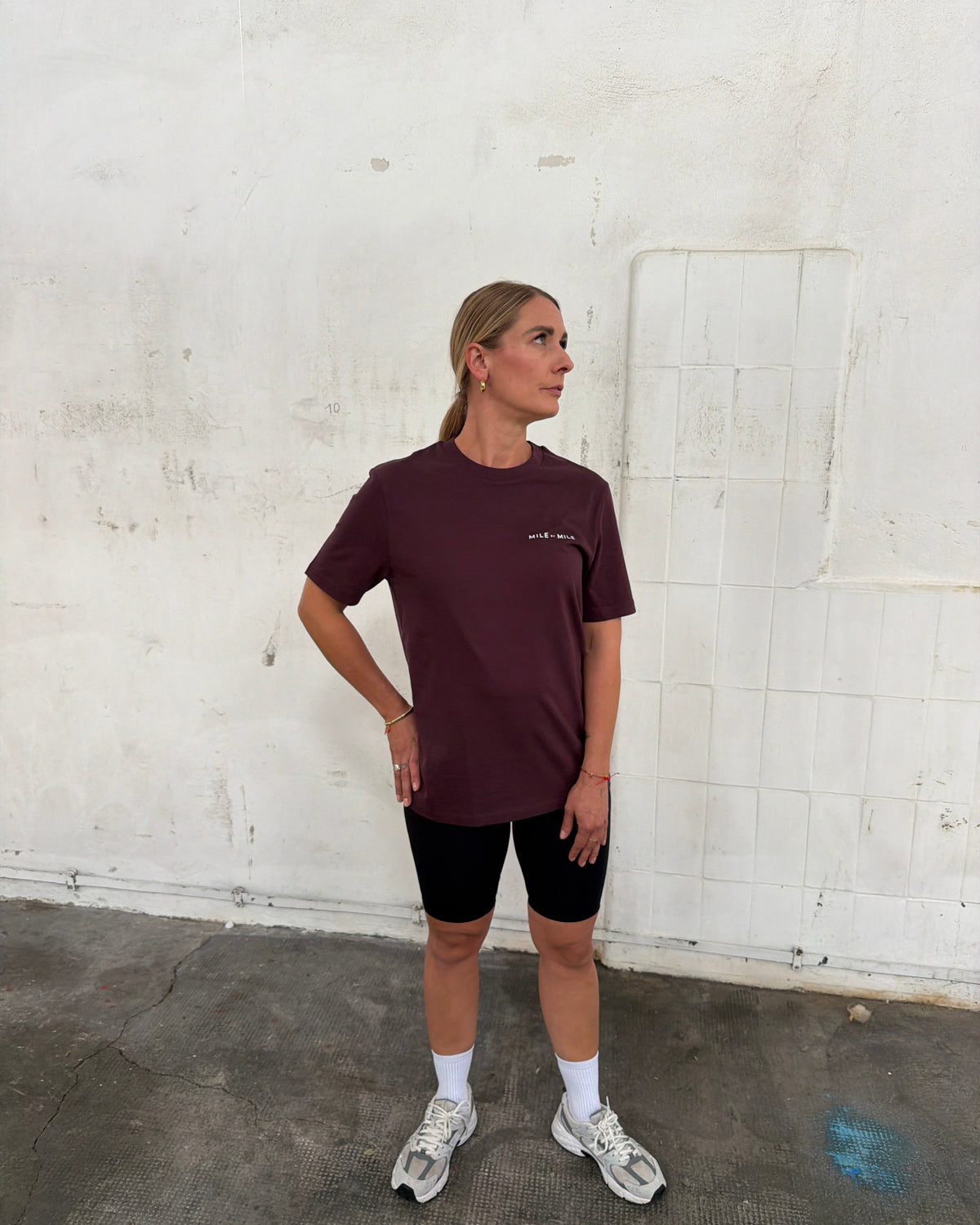 EVERY STEP. EVERY DAY. BETTER THAN YESTERDAY. — Red-Brown Rundhals T-Shirt
