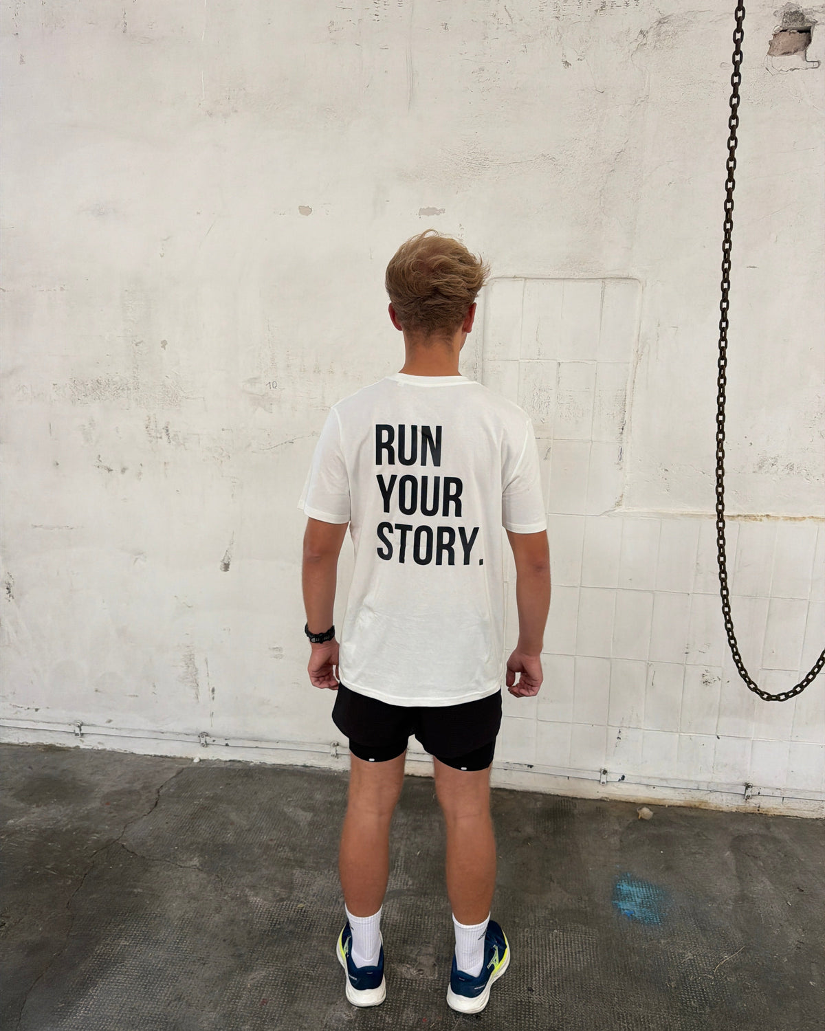 RUN YOUR STORY. — Off-White Rundhals T-Shirt