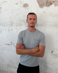 DISCIPLINE WINS. — Dyed Mist Grey - Rundhals T-Shirt
