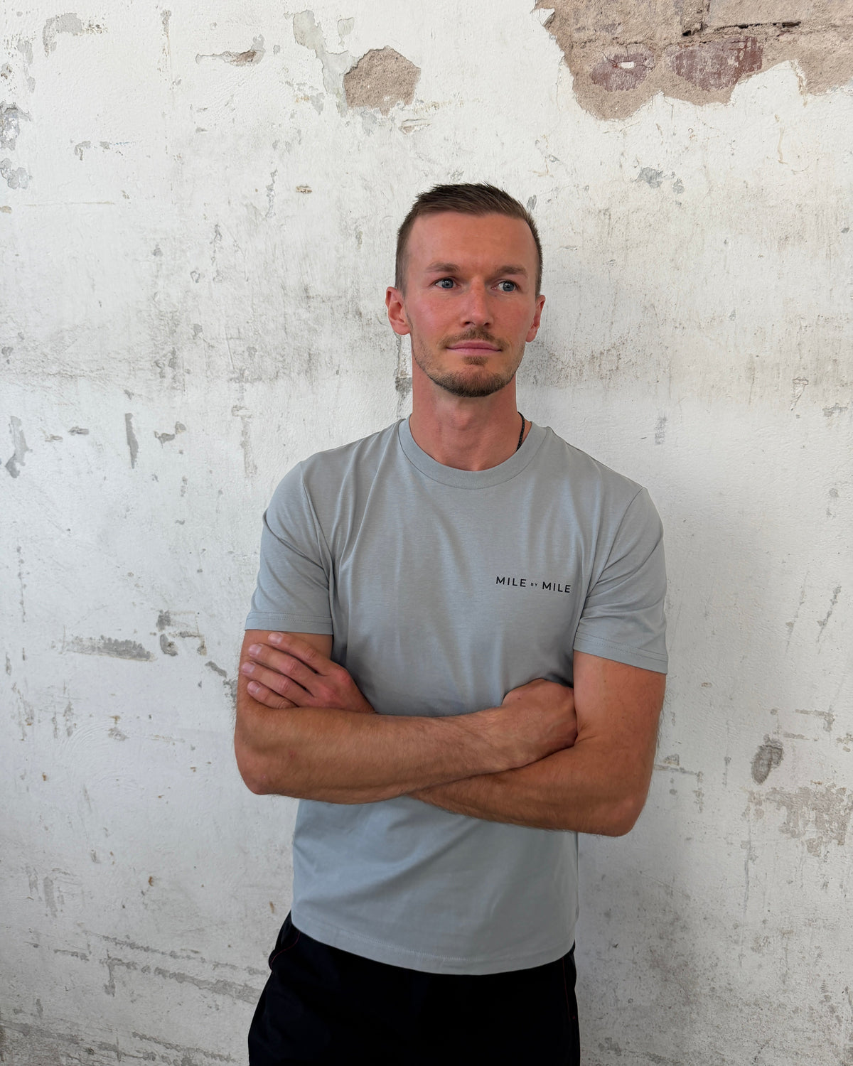 DISCIPLINE WINS. — Dyed Mist Grey - Rundhals T-Shirt