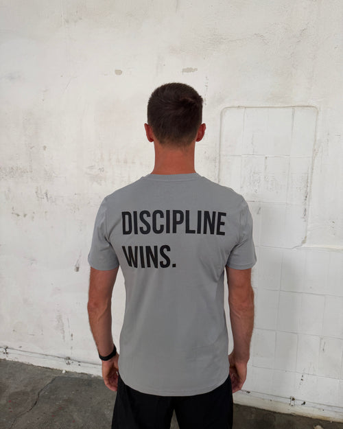 DISCIPLINE WINS. — Dyed Mist Grey - Rundhals T-Shirt