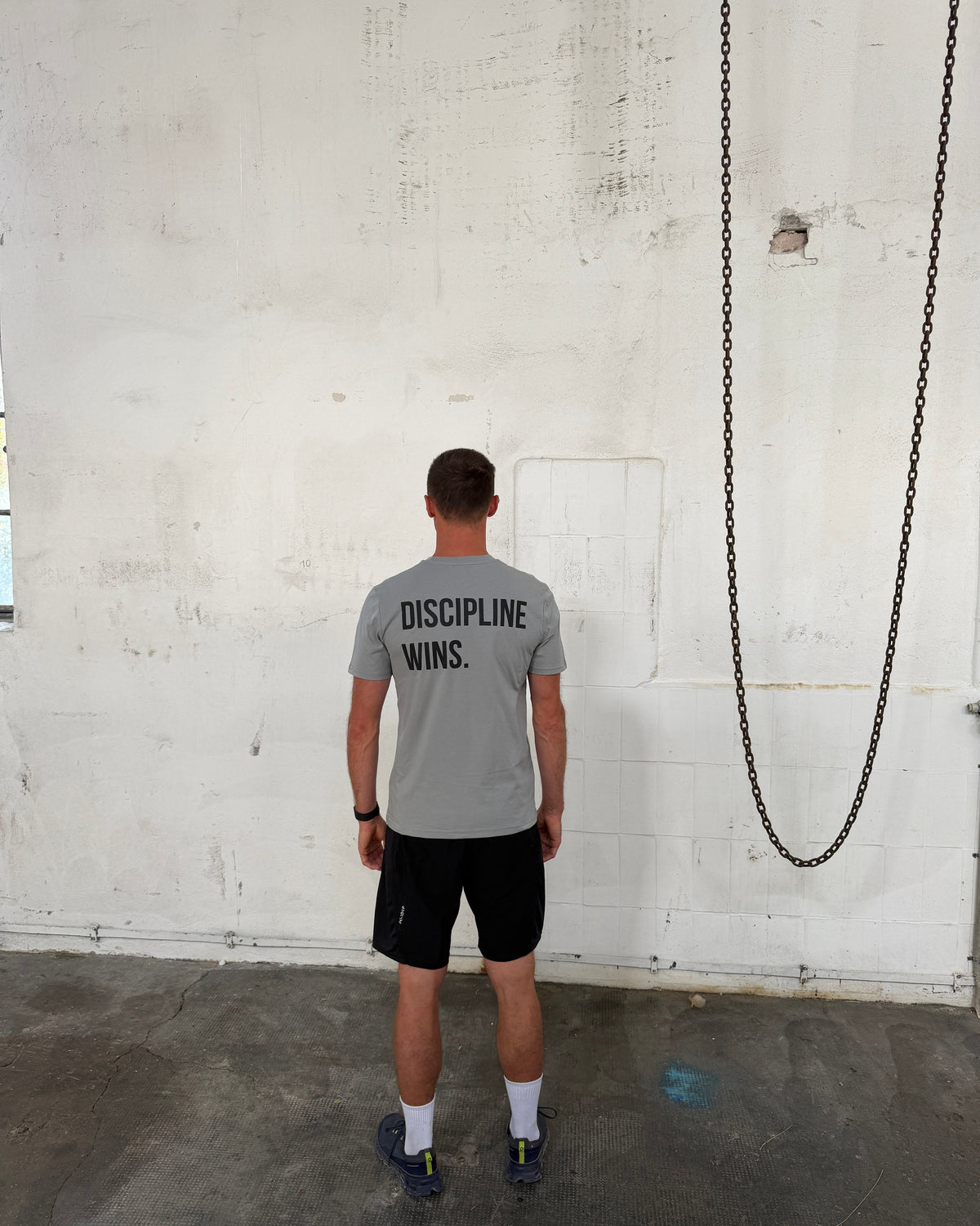 DISCIPLINE WINS. — Dyed Mist Grey - Rundhals T-Shirt