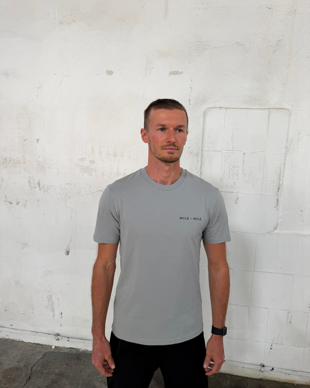 DISCIPLINE WINS. — Dyed Mist Grey - Rundhals T-Shirt