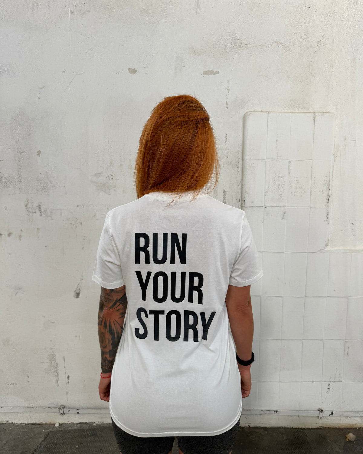 RUN YOUR STORY. — Off-White Rundhals T-Shirt
